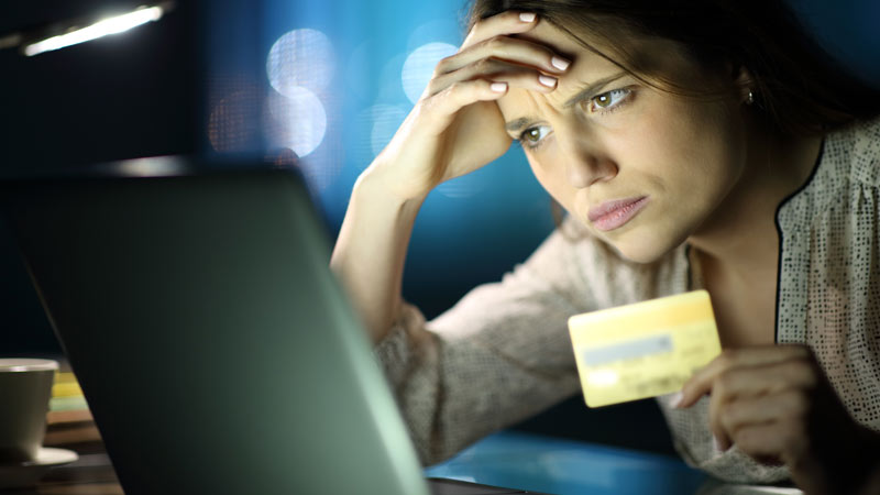 consumidora a fazer uma compra através da internet com cartão de crédito